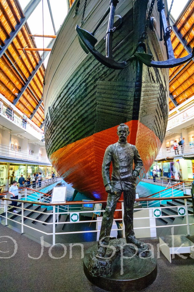 Statue of Nansen below the Fram